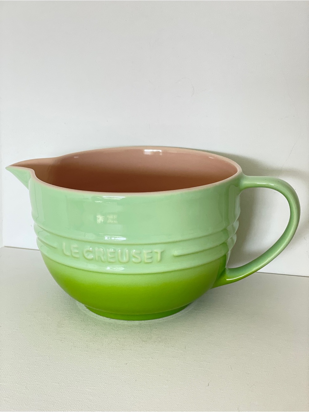Le Creuset Kiwi Ombré 2 Qt Stoneware Batter Bowl w/ Spout Discontinued - Picture 5 of 14